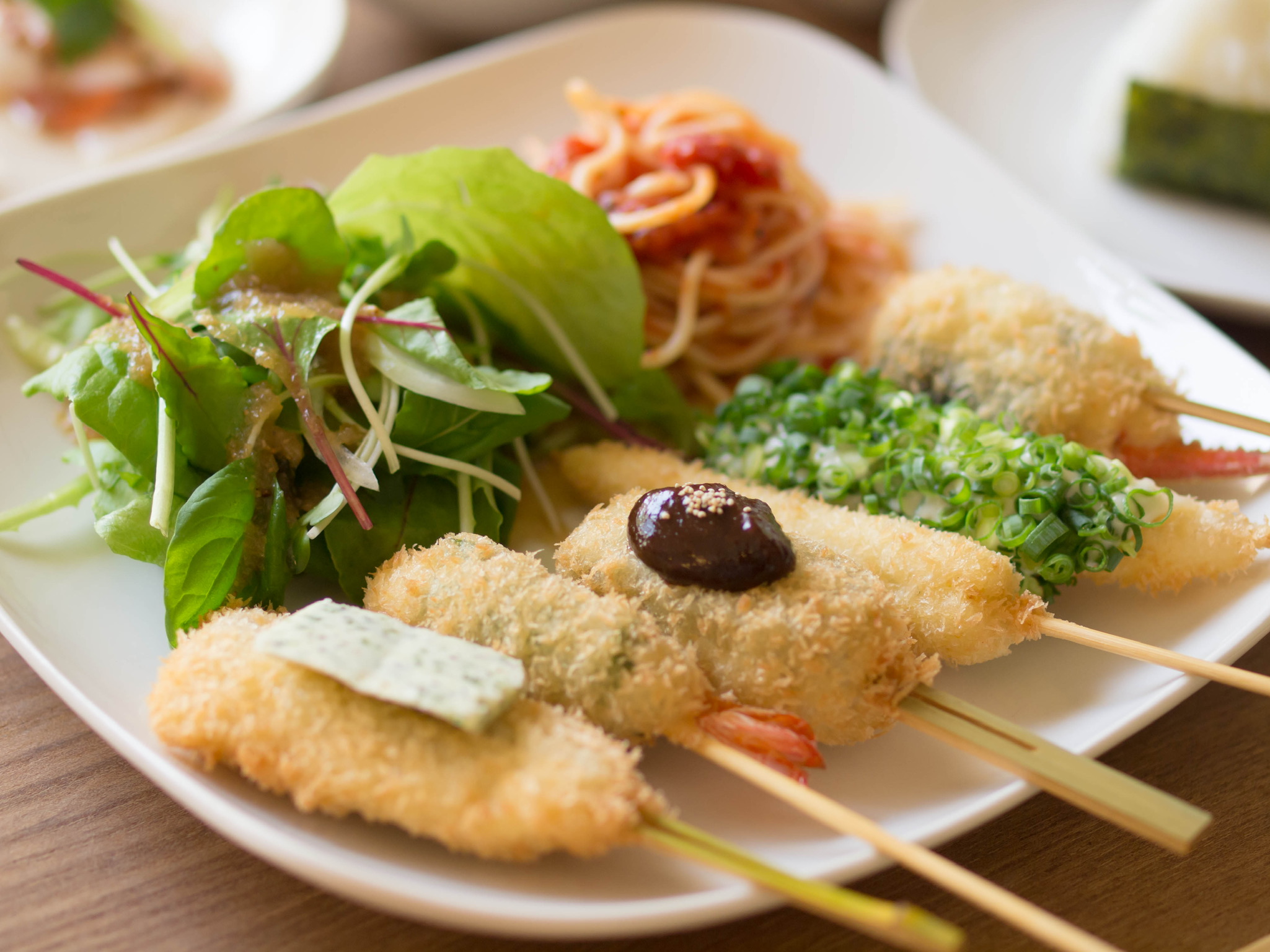 串cafeたまねぎの店内と串揚げ