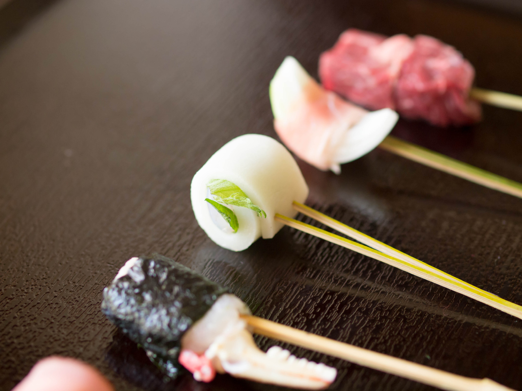 串cafeたまねぎの店内と串揚げ