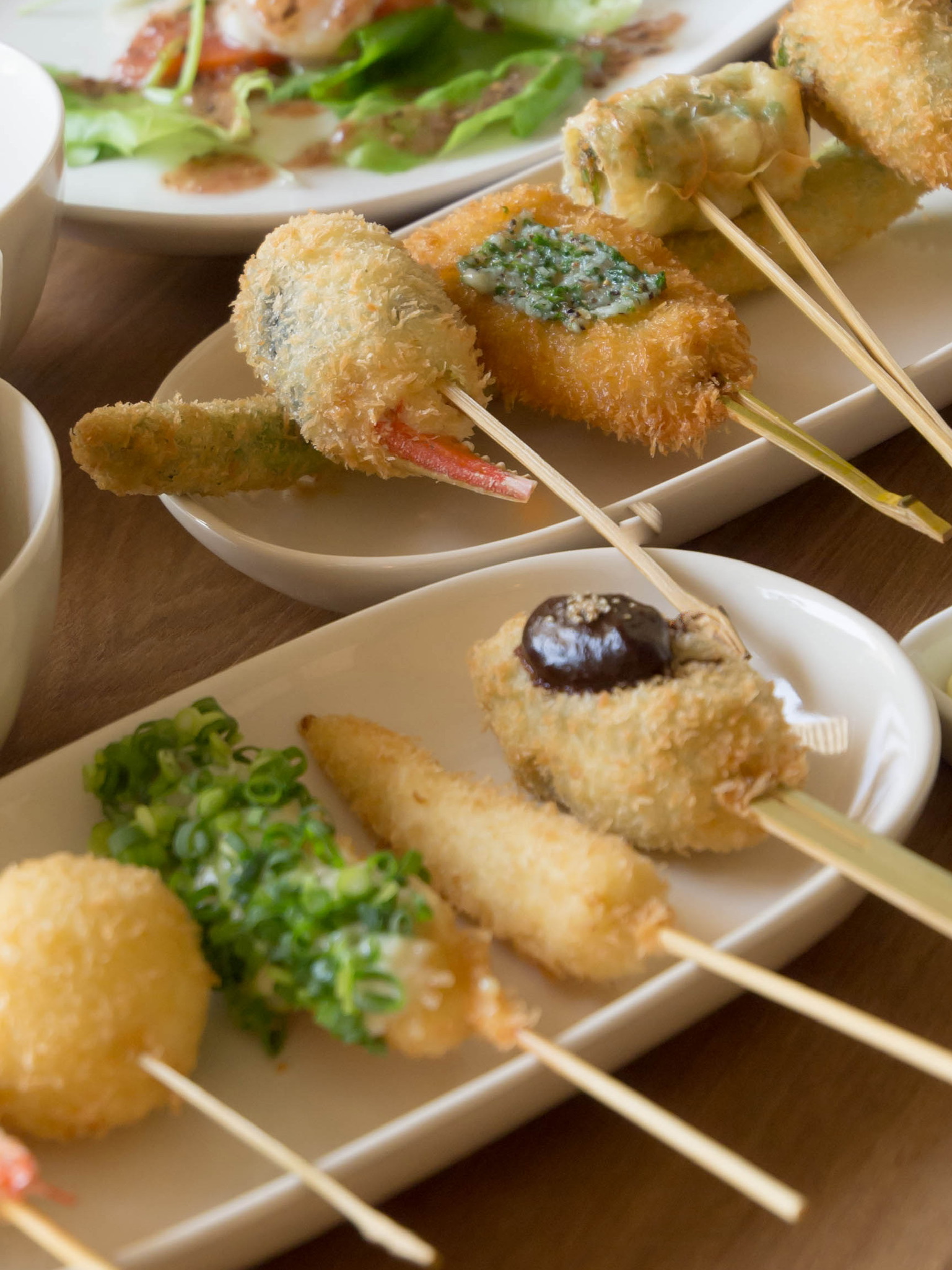 串cafeたまねぎの店内と串揚げ