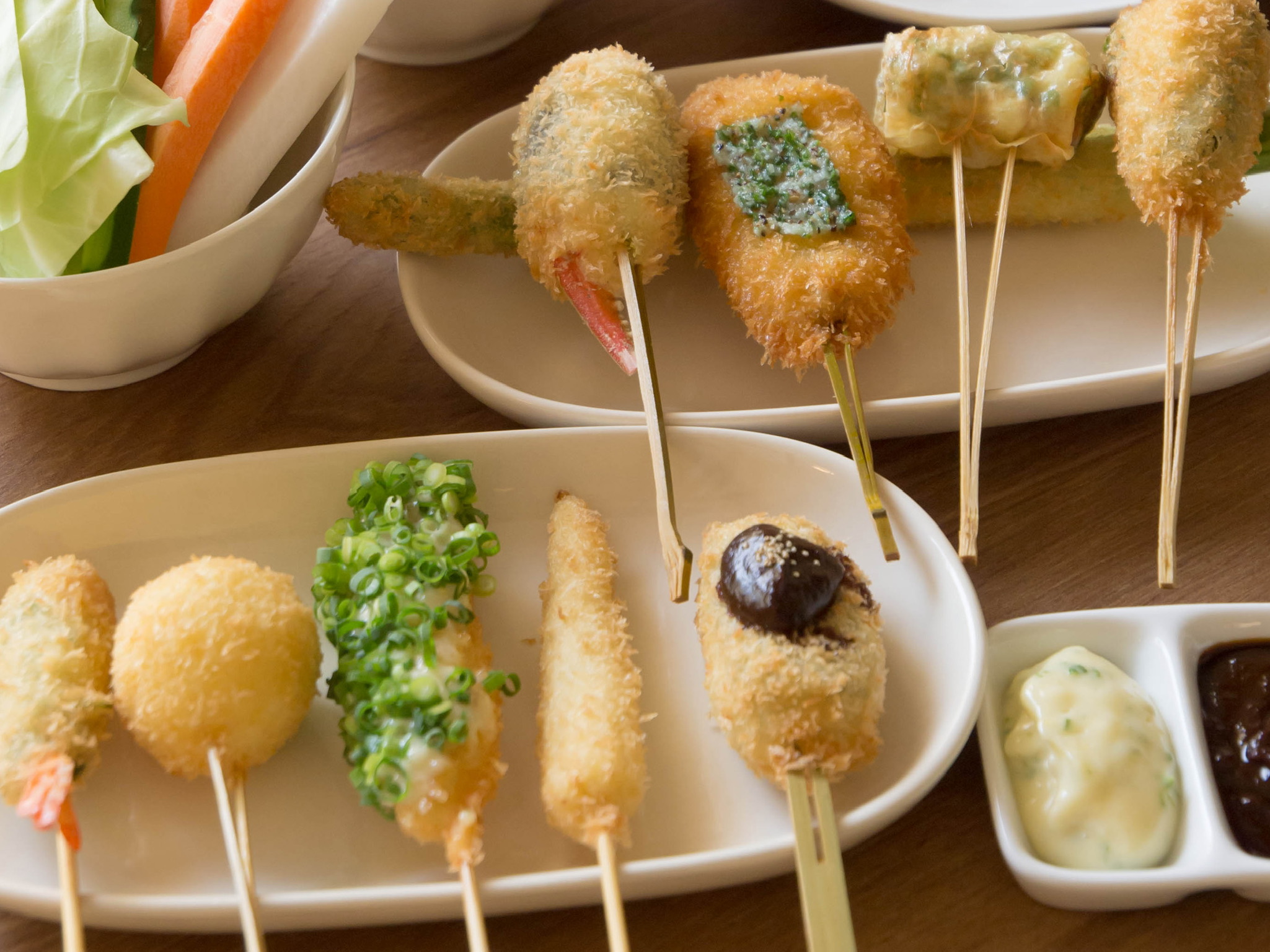 串cafeたまねぎの店内と串揚げ