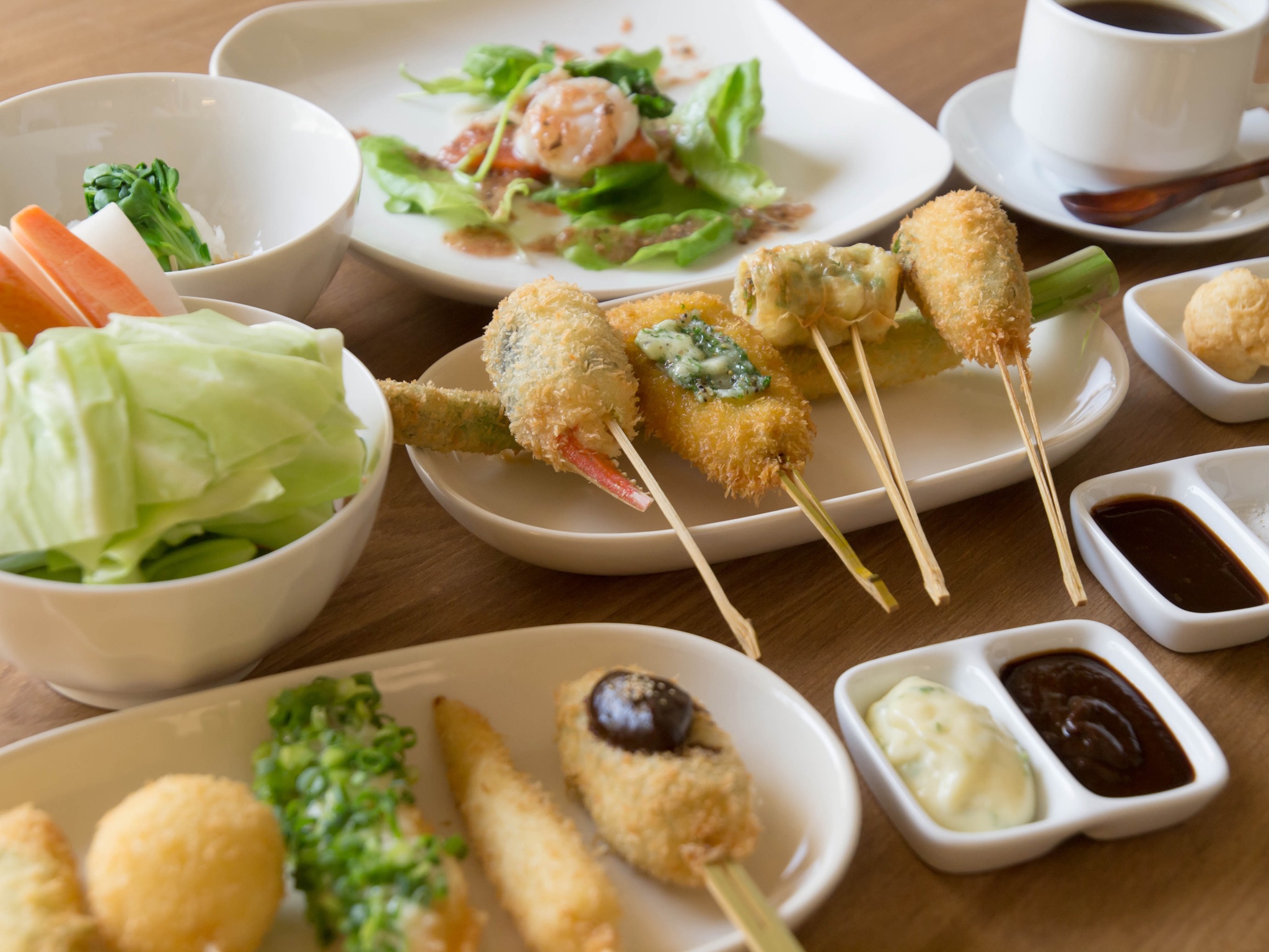 串cafeたまねぎの店内と串揚げ