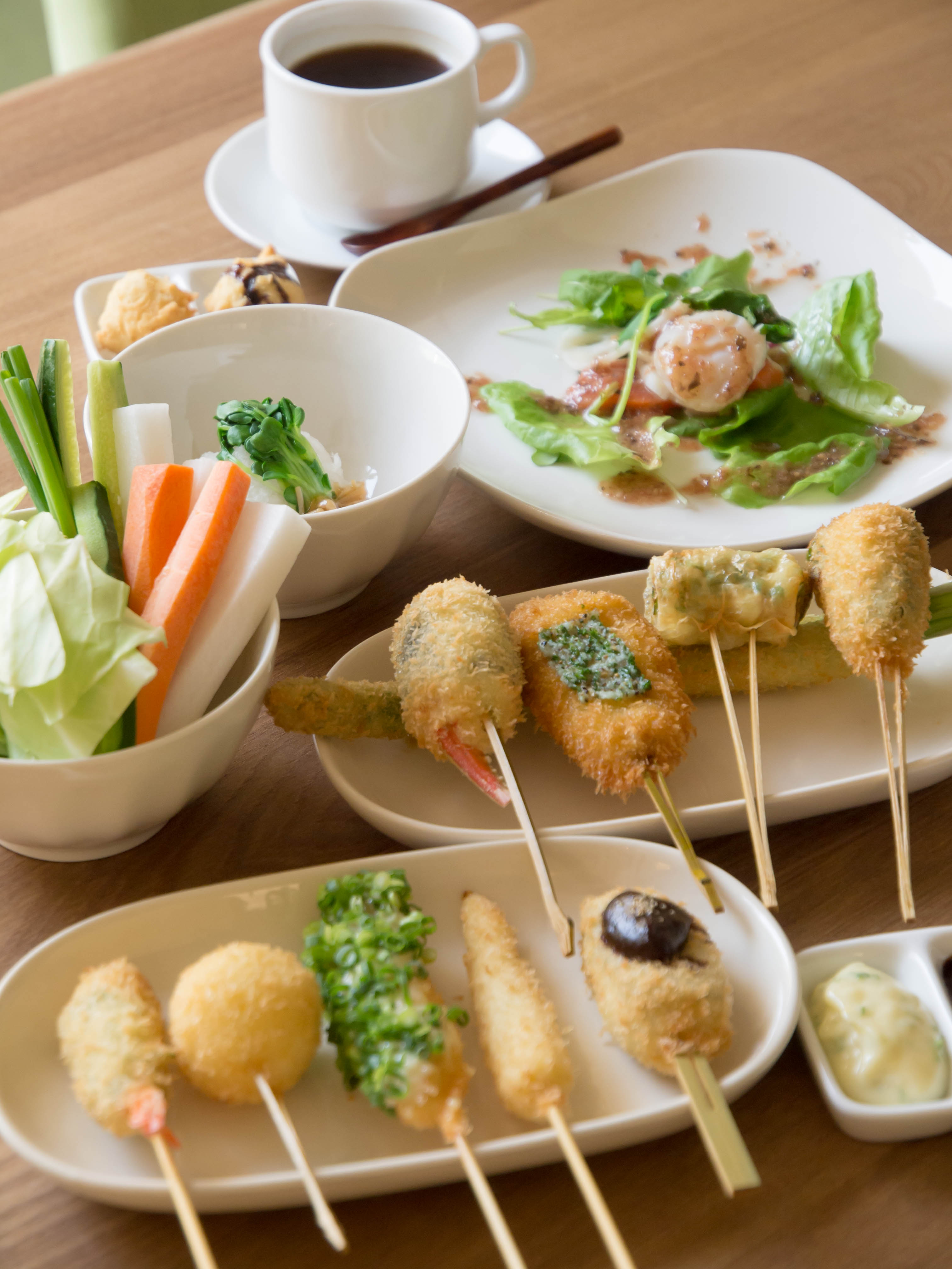 串cafeたまねぎの店内と串揚げ